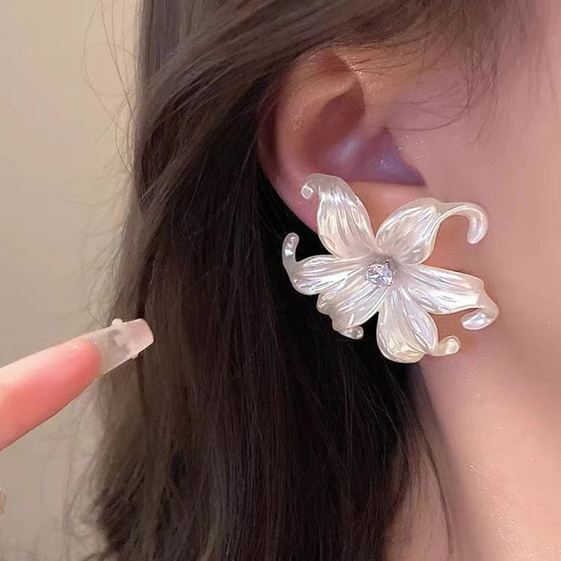 Blooming White Flower Big Stud Earrings for Women Shiny Rhinestones Acrylic Curled Petals Earrings Wedding Party Trendy Jewelry