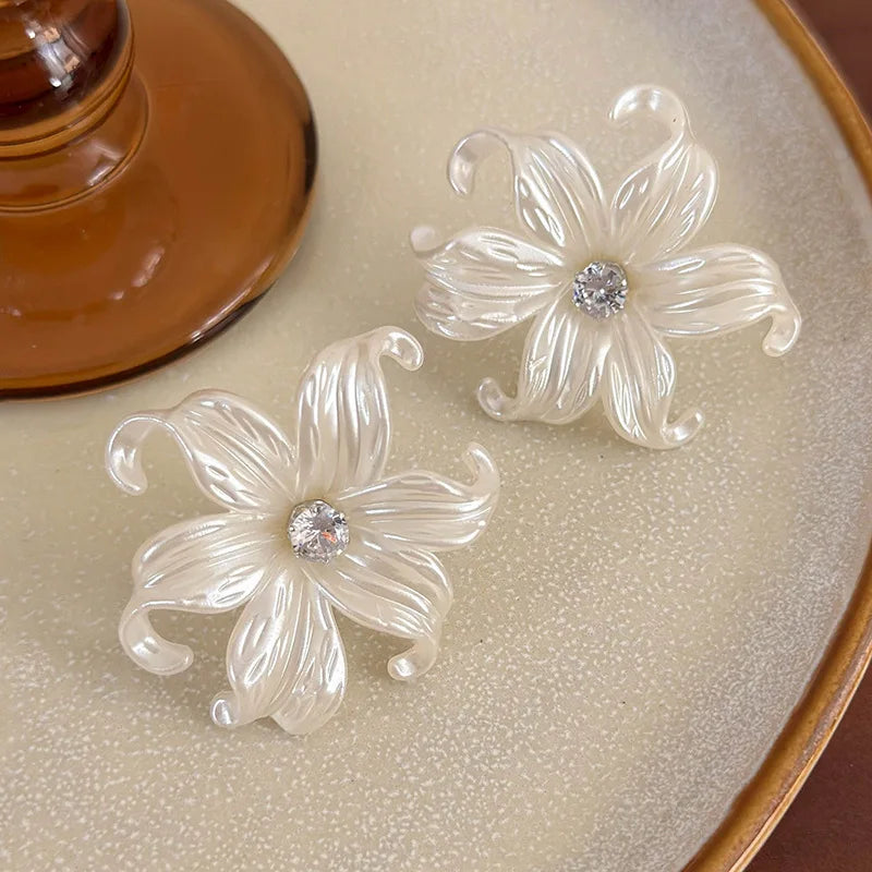 Blooming White Flower Big Stud Earrings for Women Shiny Rhinestones Acrylic Curled Petals Earrings Wedding Party Trendy Jewelry