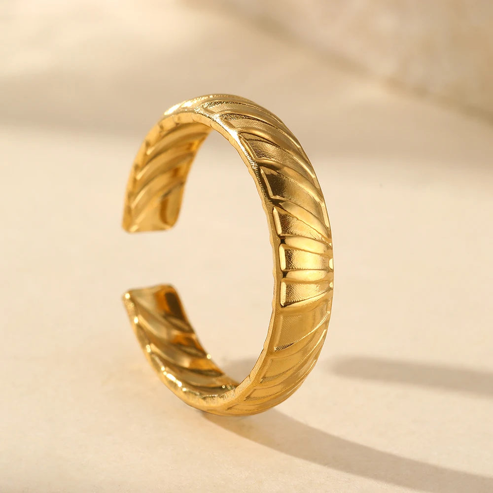 Stainless Steel Rings Trending Products Classic Atmosphere Fashion Openwork Engraving Fine Rings For Women Jewelry Unique Gifts